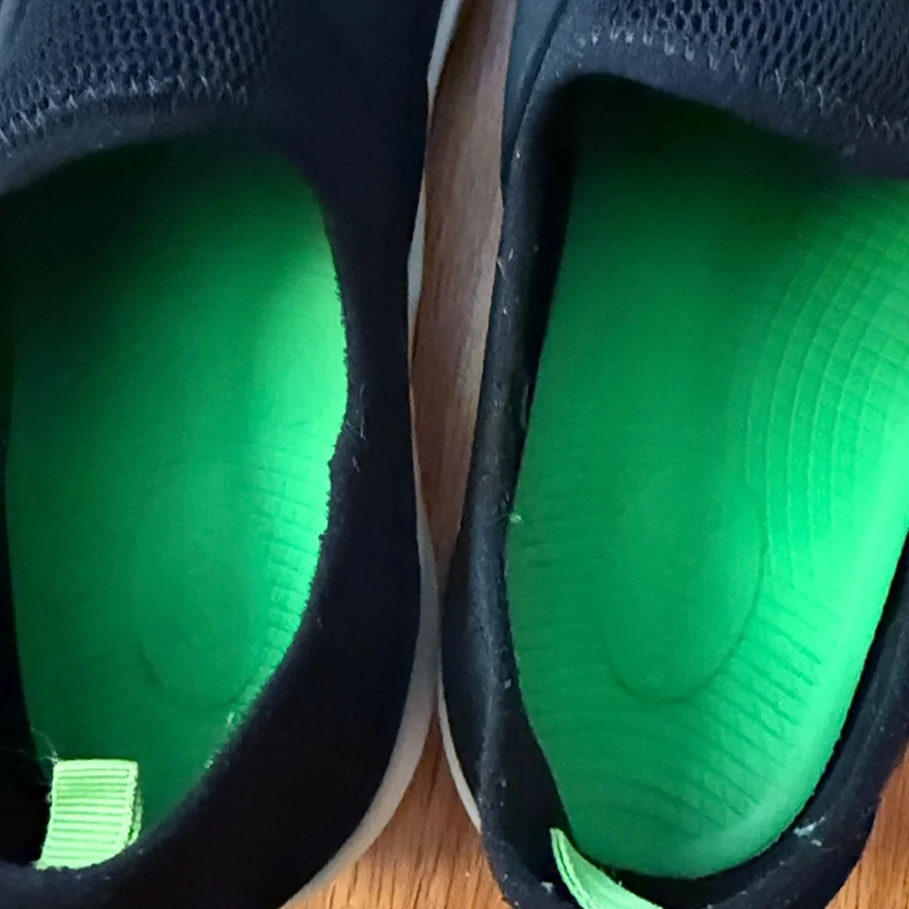 Oofos Women Size‎ 11 Black and White Slip-On Sneakers